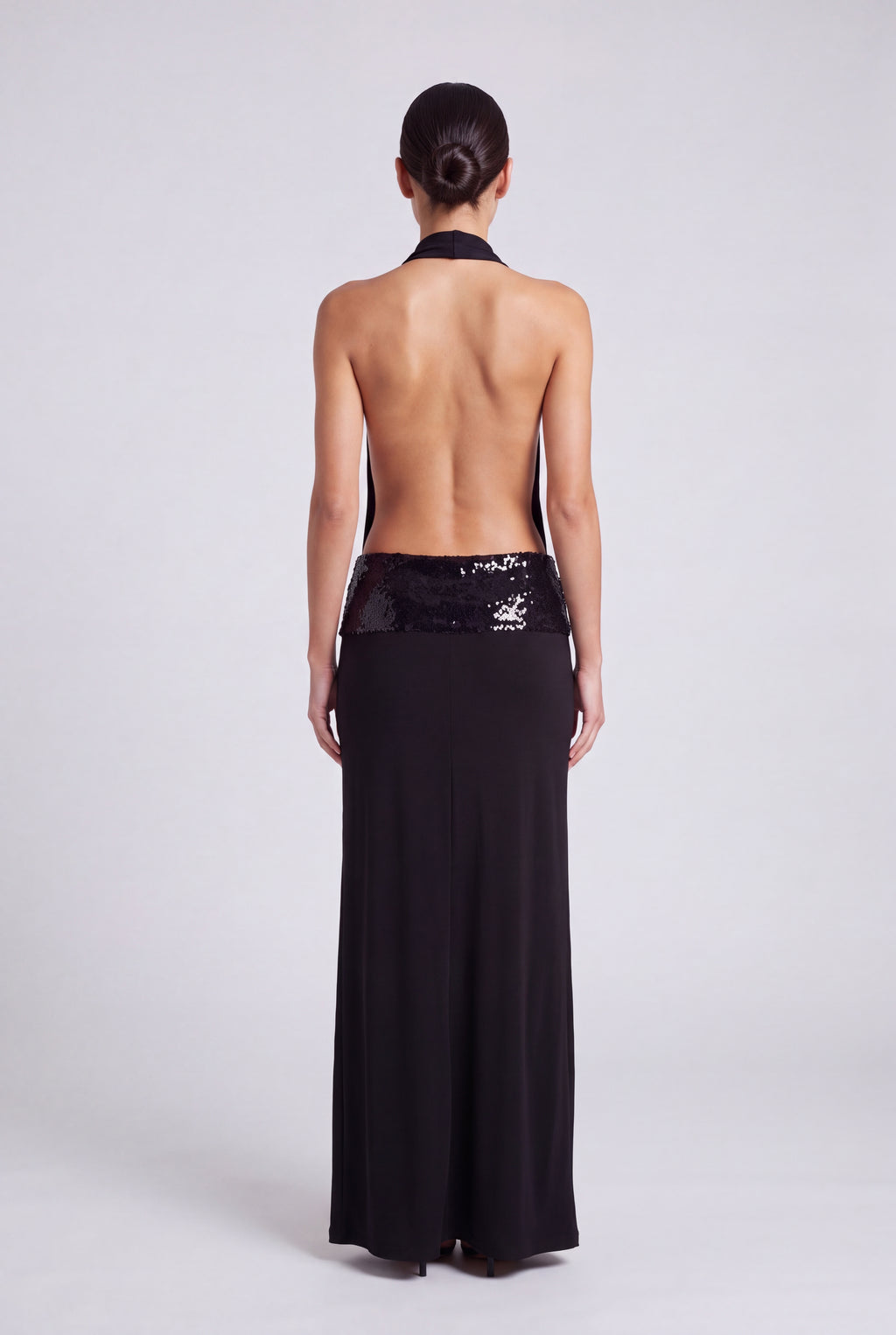 Robe longue de soirée Muse portée, coupe droite et lignes fluides